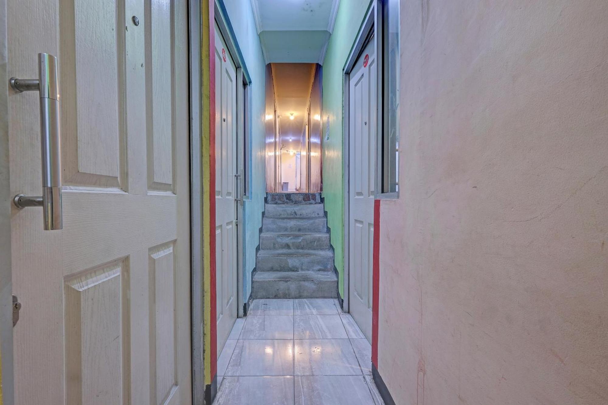 Oyo Life 92877 Hotel Rainbow 7296 세마랑 외부 사진