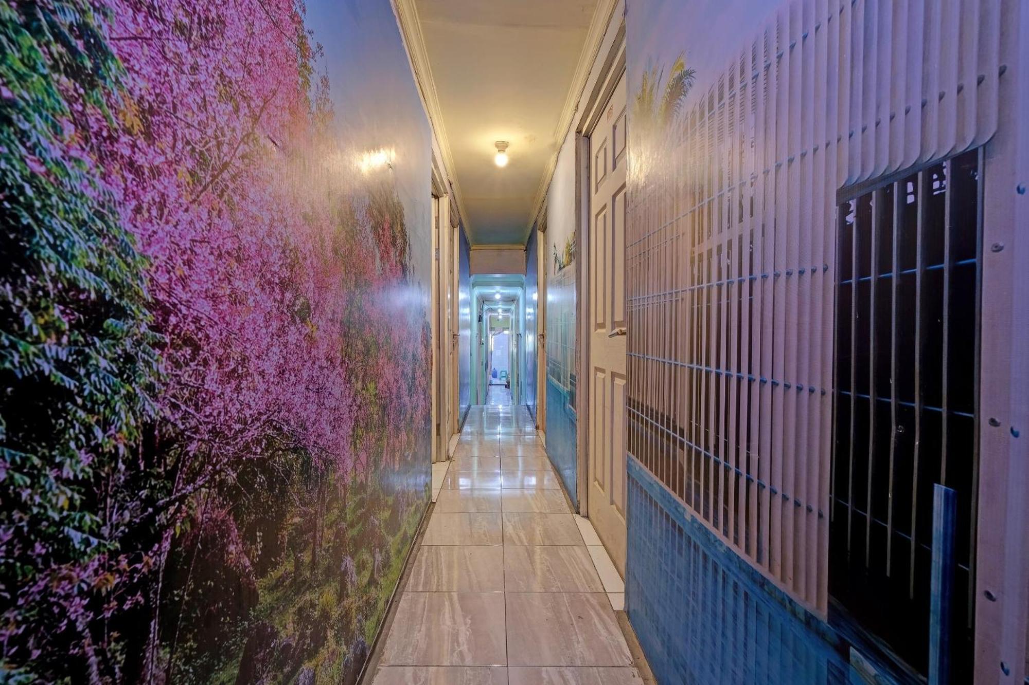 Oyo Life 92877 Hotel Rainbow 7296 세마랑 외부 사진